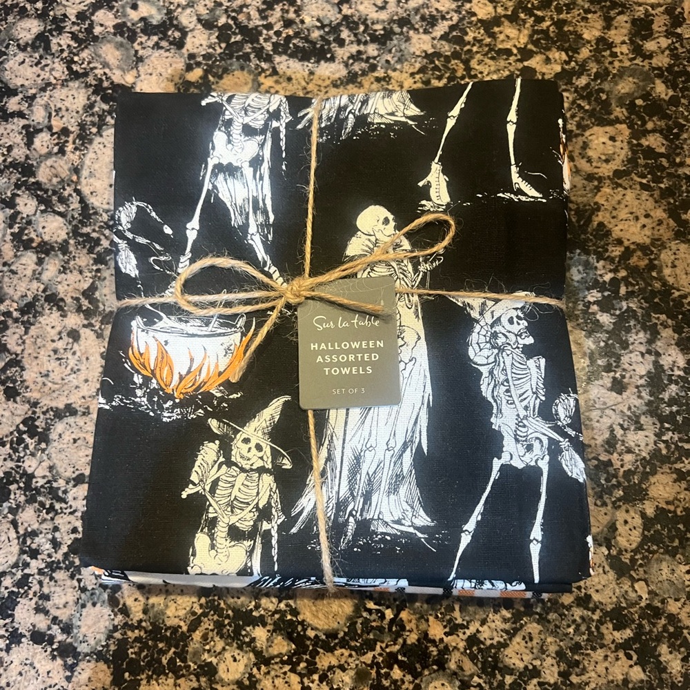 Sur La Table NWT Halloween Assorted Towels, Set of 3 - Picture 2 of 2